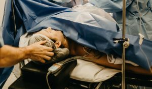 Ochii injectati/inrositi in timpul nasterii si dupa nastere. Cauze si posibile tratamente