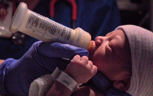 Refluxul sau regurgitarea la bebelusi. Cauze, simptome si preventie