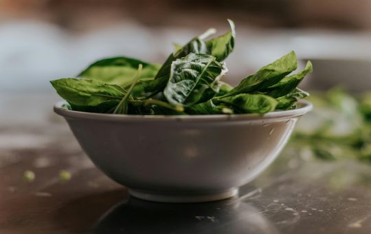 Spanacul în sarcină: Beneficii uimitoare, riscuri și cele mai bune moduri de preparare